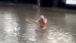 Antalya'da sel sularında sabunla banyo yaptı