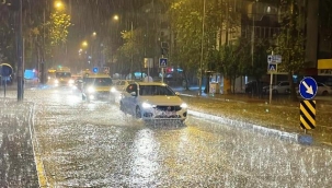 Antalya'yı sağanak yağış vurdu: Otelleri su bastı, turistleri itfaiye tahliye etti