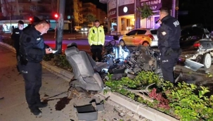 Aydınlatma direğine çarpan otomobil ikiye bölündü, 17 yaşındaki kız öldü