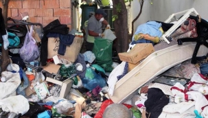 Bir evden 3 kamyon dolusu çöp çıktı