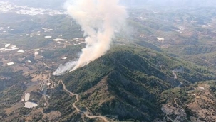 Kumluca'da çıkan yangına müdahale sürüyor