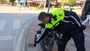 Motosikletinin plakasını bereyle kapatan sürücü cezadan kaçamadı