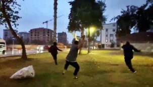 Müezzin ve cemaati camiye sokmayan şahsı 2 kilometre taşla kovaladılar