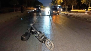 Otomobille çarpışan elektrikli bisiklet sürücüsü 40 metre sürüklendi