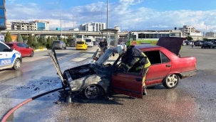 Otopark çıkışında alev alan otomobil kullanılamaz hale geldi