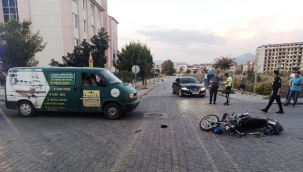 Panelvan minibüsle çarpışan motosikletli yaralandı