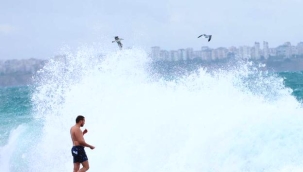 Rus turist fırtınanın oluşturduğu dev dalgalar arasında denize girdi