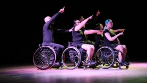 Tekerlekli sandalye ekibi dans gösterisiyle mest etti