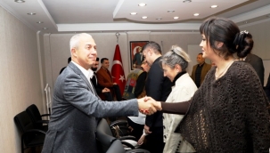 Tiyatro ekibiyle buluşan Özçelik'ten yeni kültür merkezi müjdesi