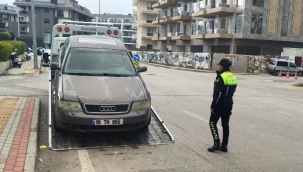 Alanya'da jandarma 10 aracı trafikten men etti 