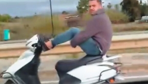 Alanya'da motosikleti ayaklarıyla sürdü!