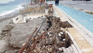 Alanya'da sağanak yağışların ardından kaldırım çöktü