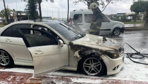 Alanya'da seyir halindeki otomobil yandı