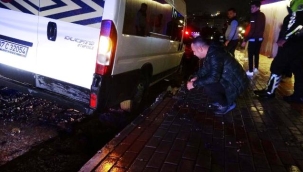 Alanya'da yol çöktü, 3 araç çukurda mahsur kaldı