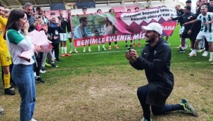 Antrenörden maç sonrası tribündeki sevgilisine sürpriz evlilik teklifi