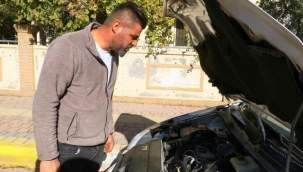 Aracın motoruna giren fareyi konuşarak ikna etmeye çalıştı