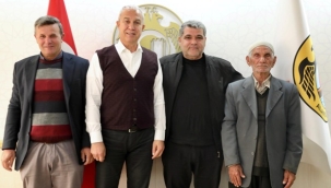 Başkan Özçelik'e 3 adaştan sürpriz ziyaret