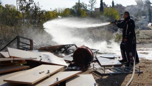   Boş arazide yanan tahta parçaları alev aldı