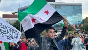 Esad yönetiminin düşüşünü Alanya'da da kutladılar