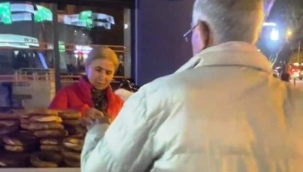 Evliliğinin yıl dönümünde boşanmasını simit dağıtarak kutladı