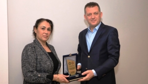 Fatih Ürkmezer'den SYDV üyelerine teşekkür plaketi