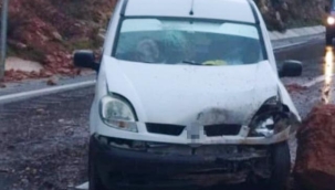 Gazipaşa'da yola düşen kaya parçası kazaya neden oldu: 1 yaralı