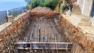 Havuz inşaatında çalışan işçi yüksekten düşerek yaralandı