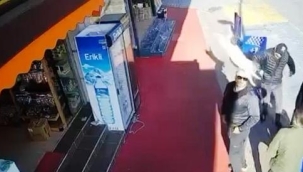 Sohbet eden gencin kafasına kedi düştü