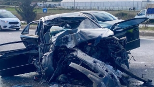 TIR'la çarpışan otomobil hurdaya döndü: 3 yaralı