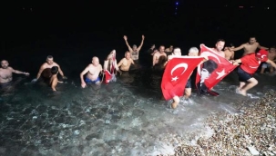 2025'i denizde karşıladılar! "Deniz çok sıcak, terledik" dediler