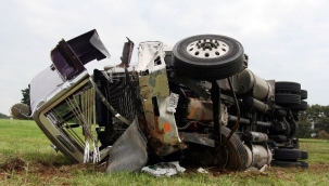 Alanya'da freni boşalan kamyon refüje çarparak devrildi: 2 yaralı