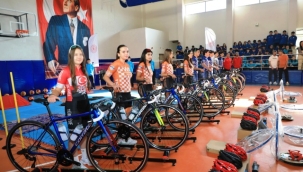 Alanya'da geleceğin sporcularına malzeme desteği