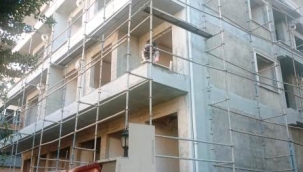 Alanya'da inşaattan düşen işçi hastanelik oldu