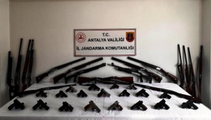 Alanya'da jandarmadan ruhsatsız silah operasyonu: 24 gözaltı