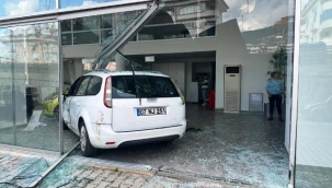 Alanya'da şerit ihlali yapan otomobil showrooma daldı