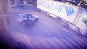 Alanya'da TIR'a çarpıp ölümden dönen motosiklet sürücüsü güvenlik kamerasında