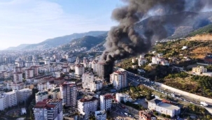 Alanya'daki otel inşaatı yangınının başladığı anlar dron kamerasında