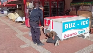 Alkolün etkisiyle kaldırımda sızdı, ekipler yerinden kaldırmakta zorlandı