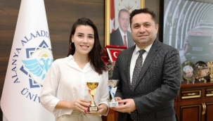 ALKÜ'lü buz pateni şampiyonundan Rektör Türkdoğan'a ziyaret 