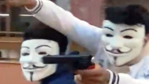 Anonymous maskeli motosikletliler oyuncak tabancayla korku saçtı