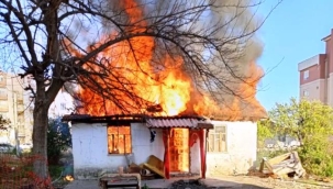 Antalya'da ev alev alev yandı dumanlar gökyüzünü kapladı