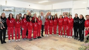 Başkan Özçelik, Alanya'ya kampa gelen sporculara başarılar diledi