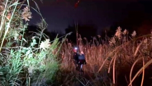 Çayda bataklığa saplanan kadın vincin halatıyla kurtarıldı