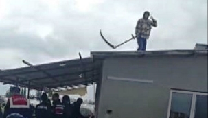 Elinde tırpanla çatıya çıkıp evini yıktırmamak için direndi