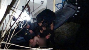 Genç kız 20 metrelik falezlerden kayalıklara düştü