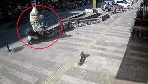 Kaldırıma çıkıp reklam panosuna çarpan motosikletli yaralandı