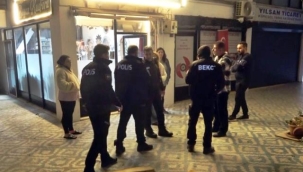 Kuaför dükkanını kundaklamaya çalışan genci mahalleli kovaladı