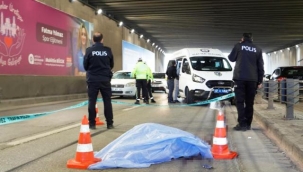 Motosikletle bariyerlere çarpan genç öldü