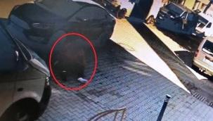 Motosikletliyi otomobilin üzerinden uçuran kaza kamerada