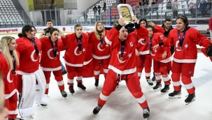 Türkiye, Dünya Buz Hokeyi Şampiyonası'nda altın madalya kazandı: Milliler kupayı kaldırdı